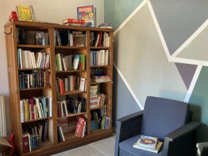 gros meuble bibliothèque rempli de livres