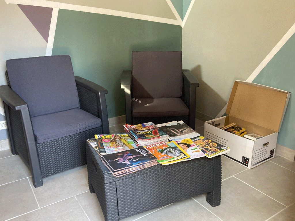 Fauteuils et petite table de jardin