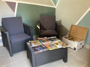 Fauteuils et petite table de jardin